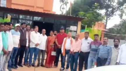 बूरमू: ठाकुरगांव में 6 मई को होने वाली संविधान बचाओ रैली को लेकर कांग्रेस प्रखंड अध्यक्ष की अध्यक्षता में बैठक की गई