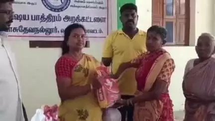 சிவகிரி: வாட்ஸ் அப் குழு மூலமாக மாற்றுத்திறனாளிகள் முதியோர்களுக்கு உதவிகள் வழங்கும் இளைஞர்கள்