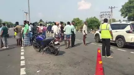 சின்ன சேலம்: சின்னசேலம் தேசிய நெடுஞ்சாலையில் திருமணத்திற்கு சென்று விட்டு வீடு திரும்பிய போது பைக் மீது கார் மோதியதில் பெண் உயிரிழப்பு
