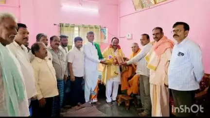 ನವಲಗುಂದ: ಶಿರ್ಕೋಳ ಗ್ರಾಮದಲ್ಲಿ ಪುಣ್ಯಸ್ಮರಣೋತ್ಸವದ ಕಾರ್ಯಕ್ರಮದಲ್ಲಿ ಭಾಗಿಯಾದ ಶಾಸಕ ಕೋನರಡ್ಡಿ