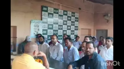 काठीकुंड: फर्जी प्रमाण पत्र के मामले में बर्खास्त किए गए सहायक अध्यापकों ने विधायक आलोक सोरेन को ज्ञापन सौंपा
