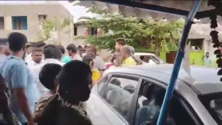 ಶ್ರೀರಂಗಪಟ್ಟಣ: ಕಿರಂಗೂರು ಬಳಿ ರಸ್ತೆ ಬದಿಯ ಅಂಗಡಿಗೆ ನುಗ್ಗಿದ ಕಾರು