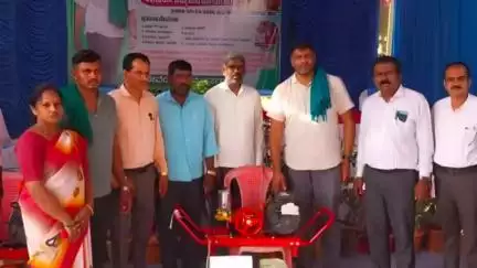 ಪಾಂಡವಪುರ: ಮಾಣಿಕ್ಯನಹಳ್ಳಿ ಗ್ರಾ.ಪಂಯಲ್ಲಿ ರೈತರಿಗೆ ರೇಷ್ಮೆ ಹುಳು ಸಾಕಾಣಿಕೆಗೆ ಬೇಕಾಗುವ ಯಂತ್ರ ವಿತರಿಸಿದ ಶಾಸಕ ದರ್ಶನ್ ಪುಟ್ಟಣ್ಣಯ್ಯ