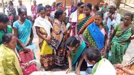 ମହୁଲପାଲି: କବରିବାହାଲ ସ୍ଥିତ ଏସବିଆଇ ଗ୍ରାହକ ସେବା କେନ୍ଦ୍ର ରୁ ଜମାକାରୀ ଙ୍କ ଟଙ୍କା ଠକେଇ ନେଇ ଜିଲ୍ଲାପାଳ ଓ ଏସପି ଙ୍କୁ ଅଭିଯୋଗ