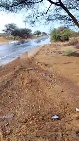 Suratgarh Bikaner road gaushala ke pass se 8 kilometer piche Miyan biwi ke kuchh lagi kam hai