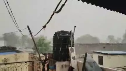 मेघ गर्जन व तेज हवाओं के साथ कुंवारिया तहसील क्षेत्र के गांव में हुई जोरदार बारिश मौसम सुहावना