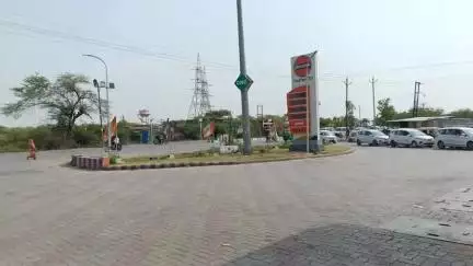 CNG इंडियन ऑयल पेट्रोल पंप झांसी कानपुर हाइवे बहुत लंबी लाइन लगी गाड़ियों की