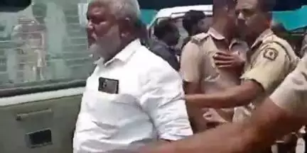 പത്തനാപുരം: ഏഴ് വയസുകാരി പേവിഷബാധയേറ്റ് മരിച്ച സംഭവം, ജില്ലാ കളക്ടറെ കുന്നിക്കോട് വെച്ച് കോൺഗ്രസ്‌ പ്രവർത്തകർ തടഞ്ഞു
