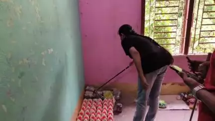 আমডাঙা: দত্তপুকুরের টেরাকোটা কারখানায় চন্দ্রবোড়া আতঙ্ক, উদ্ধার করলেন পশুপ্রেমী অদিতি গাইন