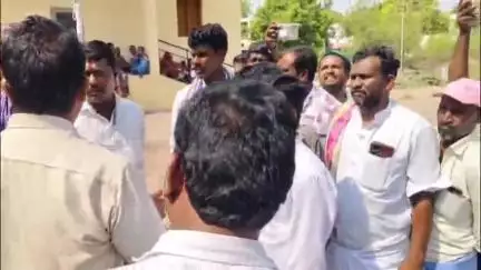 ವಡಗೇರಾ: ಬೀರನೂರ ಗ್ರಾಮದಲ್ಲಿ ಉದ್ಯೋಗ ಖಾತ್ರಿ ಕೆಲಸಕ್ಕಾಗಿ ಕಂಪ್ಯೂಟರ್ ಆಪರೇಟರ್‌ಗೆ ಕೂಲಿ ಕಾರ್ಮಿಕರ ತರಾಟೆ #localissue