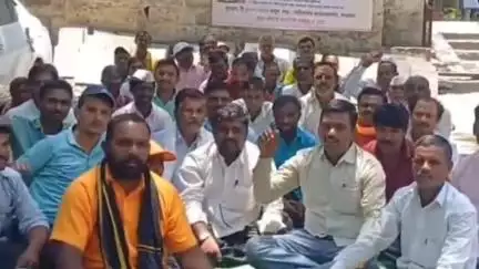 मंगळवेढा: उचेठाण येथील वाळू घरकुलासाठी मिळावी, प्रहारचे उपविभागीय कार्यालयासमोर आसूड आंदोलन #Jansamasya