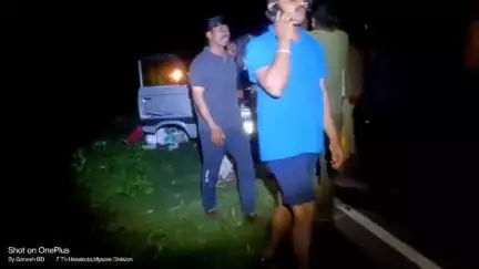 ಆನೆಕಾಡು ಬಳಿ ಕಾರಿನ ಮೇಲೆ ಕಾಡಾನೆ ದಾಳಿ ಪ್ರಯಾಣಿಕರು ಪ್ರಾಣಪಾಯದಿಂದ ಪಾರು