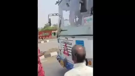 కట్టంగూర్: మండల సమీపంలో ఆర్టీసీ బస్సుకు ఎదురుగా నిలబడి మహిళ హల్ చల్, ఇబ్బంది పడ్డ ప్రయాణికులు