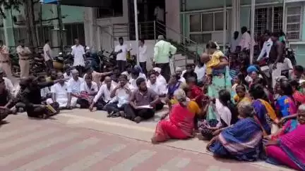 குன்றத்தூர்: மணஞ்சேரி பொதுமக்கள் ஆதிதிராவிடர் நிலத்தில் 25 ஆண்டுகளுக்கு மேலாக வசிக்கும் வீட்டுமனை பட்டா வழங்க கோரி  தர்ணாவில் ஈடுபட்டனர்