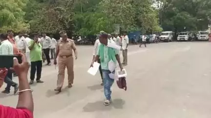 சேத்துப்பட்டு: நரசிங்கபுரம் பகுதியில் விளைச்சல் இல்லாமல் பாதிக்கப்பட்ட விவசாயி நூதன முறையில் மாவட்ட ஆட்சியரிடம் மனு
#localissue