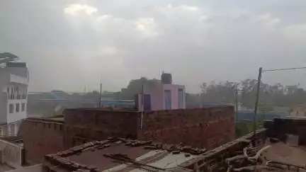 उरई में आई बहुत तेज आंधी चली तेज हवाएं हर जगह धूल ही धूल का माहौल रहा