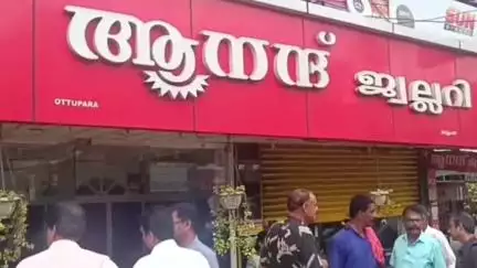 തലപ്പിള്ളി: വടക്കാഞ്ചേരി ഓട്ടുപാറ പട്ടണ ഹൃദയത്തിൽ മോഷണം, വ്യാപാരസ്ഥാപനങ്ങളുടെ ചുമരുകൾ തുരന്നു