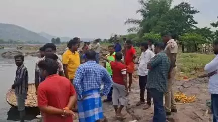 பென்னாகரம்: ஒகேனக்கல் ஆற்றில் குளித்துக் கொண்டிருக்கும் பொழுது எதிர்பாராத விதமாக தண்ணீரில் மூழ்கி உயிரிழப்பு.