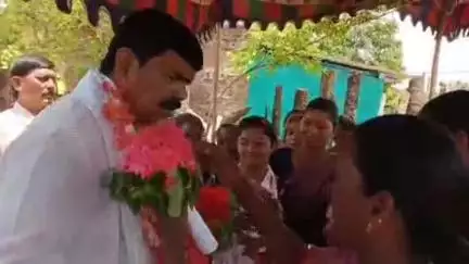 తల్లాడ: 40 లక్షల ఖర్చుతో నూతనంగా నిర్మించిన పలు సిసి రోడ్లను రిబ్బన్ కటింగ్ చేసి ప్రారంభించిన ఎమ్మెల్యే పాయం