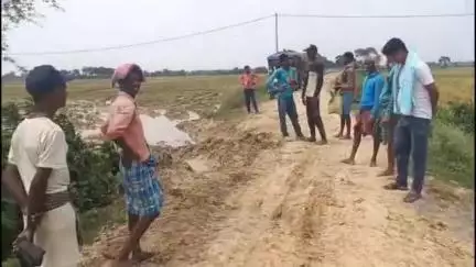 কাটোয়া ২: পাঁজোয়া গ্রামের রাস্তা বেহাল, তার ওপর জমির কাদা পড়ে রাস্তা হয়েছে আরো বিপজ্জনক #jansamasya
