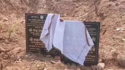 पूर्वी टुंडी: महुआडाबर के उत्क्रमित प्राथमिक विद्यालय में संवेदक की लापरवाही के कारण विधायक ने शौचालय निर्माण का शिलान्यास करने से किया इनकार