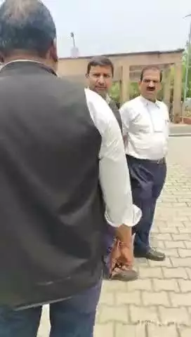 धनघटा के तहसीलदार के खिलाफ वकीलों ने सिविल बार के अध्यक्ष वीरेंद्र कुमार मिश्रा की अगुवाई में डीएम को सौंपा ज्ञापन