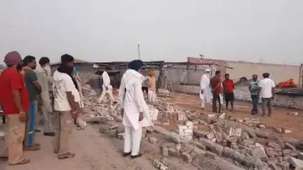 ਮਖੂ: ਪਿੰਡ ਗੱਟਾ ਬਾਦਸ਼ਾਹ ਵਿਖੇ ਤੇਜ ਹਨੇਰੀ ਆਉਣ ਕਾਰਨ ਪੋਲਟਰੀ ਫਾਰਮ ਚ ਤਿੰਨ ਹਜਾਰ ਤੋਂ ਵੱਧ ਹੋਇਆ ਨੁਕਸਾਨ