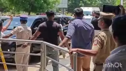 திருப்பரங்குன்றம்: மதுரை விமான நிலையம் வந்த விஜய்யை பார்க்க வந்த தவெக தொண்டர்- துப்பாக்கி எடுத்த பாதுகாவலர்