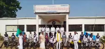 कोरची: अतिदूर्गम कोटगुल येथील टिपागड विद्यालयातील १७ विद्यार्थीनीना शाळेचा प्रवास सूगम होण्याकरीता सायकलचे वितरण