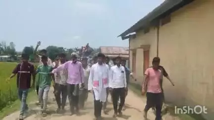 দক্ষিণ শালমাৰা: চিৰাকুটিত কংগ্ৰেছ দলৰ বিশাল নিৰ্বাচনী ৰেলী বাহিৰ।হাজাৰ হাজাৰ ৰাইজৰ অংশগ্ৰহন