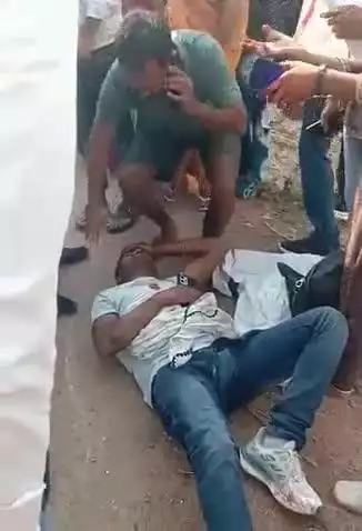 बड़ागांव धसान: गुदनवारा गांव के पास टैक्सी की दो बाइकों से टक्कर, 4 घायल