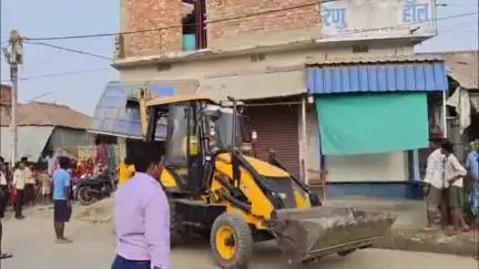मुरलीगंज: अतिक्रमणकारियों पर चला प्रशासन का बुलडोजर, विभिन्न चौक-चौराहों को अतिक्रमण मुक्त कराया गया