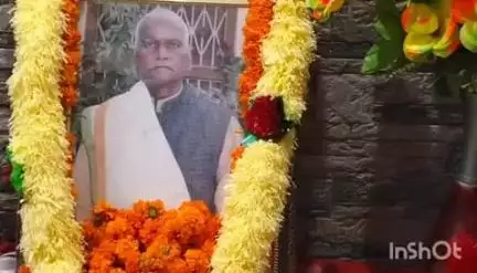 संझौली: संझौली प्रखंड क्षेत्र के संझौली बाजार पर स्थित सभागार में मनी जिला परिषद के पूर्व उपाध्यक्ष की पुण्यतिथि मनाई गई