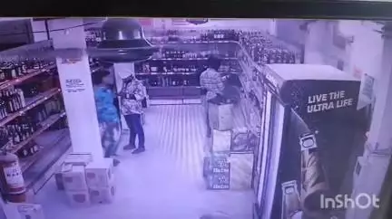 കുന്നത്തുനാട്: പെരുമ്പാവൂർ ബിവറേജസ് പ്രീമിയം കൗണ്ടറിൽ നിന്നും മദ്യം മോഷ്ടിച്ച അസം സ്വദേശി അറസ്റ്റിൽ, സി.സി.ടി.വി ദൃശ്യം പുറത്ത്
