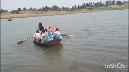 કડાણા: રાઠડાબેટ ખાતે નાવડીમાં જાન જોડી વરરાજા લગ્ન માટે પહોંચ્યા બ્રિજ બનાવવામાં આવે તેવી લોકોની માંગ #jansamasya