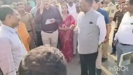 पेण: परिवहन मंत्री प्रताप सरनाईक यांची पेण एसटी डेपोला अचानक भेट
स्वच्छतेबाबत विभाग नियंत्रक यांना धरले धारेवर