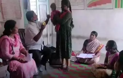 గాంధారి: ఎక్కకుంట తండాలోని అంగన్వాడి కేంద్రంలో చిన్న పిల్లలకు కంటి వైద్య శిబిరం