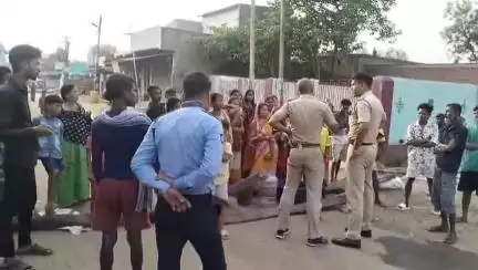 জামুরিয়া: পানীয় জলের দাবিতে রাস্তায় গাছের গুড়ি রেখে বিক্ষোভ জামুড়িয়া বাইপাস ৬ নং মুসলিম মোল্লা এলাকায় #jansamasya