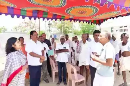 మూసాపేట: మూసాపేట్ మండలం చక్రాపూర్ గ్రామంలో ధాన్యం కొనుగోలు కేంద్రం ను   
సందర్శించిన
జిల్లా కలెక్టర్