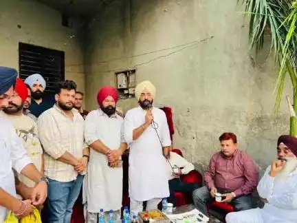 ਧਰਮਕੋਟ: ਕੋਟ ਈਸੇਖਾਂ :ਵਿੱਚ ਆਮ ਆਦਮੀ ਪਾਰਟੀ ਨੂੰ ਮਿਲਿਆ ਵੱਡਾ ਬਲ ਸਾਬਕਾ ਕੌਂਸਲਰ ਜਸਵੀਰ ਸਿੰਘ ਆਪਣੇ ਸਾਥੀਆਂ ਸਮੇਤ ਆਮ ਆਦਮੀ ਪਾਰਟੀ ਵਿੱਚ ਸ਼ਾਮਿਲ