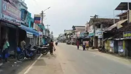 திருவிடைமருதூர்: வணிகர் தினத்தை முன்னிட்டு திருவிடைமருதூர் சுற்றுவட்டார பகுதிகளில் ஆயிரத்திற்கும் மேற்பட்ட கடைகள் அடைப்பு