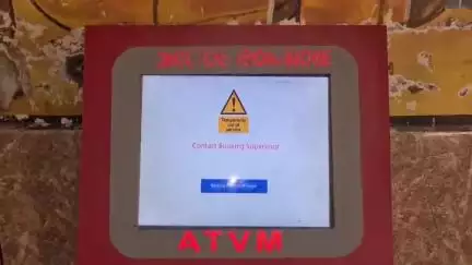 इटावा: एक माह से इटावा जंक्शन पर लगी एटीवीएम मशीन खराब होने से टिकट काउंटरों पर यात्रियों की लग रही लंबी लाइनें #jansamasya