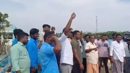 கீழ்வேளூர்: மீனவர்கள் மீது தாக்குதல்-செருதூர் மீன்பிடி துறைமுகத்தில் மீனவர்கள் மத்திய மாநில அரசுகளை கண்டித்து முழக்கங்கள் எழுப்பினர்