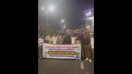 മഞ്ചേശ്വരം: ദേശീയപാതയിൽ കുമ്പളയിലെ ടോൾ ബൂത്തിനെതിരെ സർവ്വകക്ഷി സമരസമിതിയുടെ നേതൃത്വത്തിൽ നഗരത്തിൽ നൈറ്റ് മാർച്ച് നടത്തി