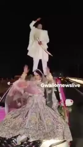 पति और पत्नी की सनक तो देखिए! नई नवेली दुल्हन कार के बोनट पर थिरक रही तो दूल्हा कार की छत पर तलवार लहरा रहा!
#Gwalior #ViralVideo #Reel #MadhyaPradesh #punjabkesari