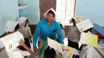 पंचदेवरी: नेहरूआ कला में पहली कक्षा के छात्र-छात्राओं को चहक मॉड्यूल से पढ़ाई कराई जा रही है