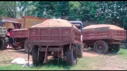 गिद्धौर: बलबल में प्रशासन ने अवैध बालू लदे 6 ट्रैक्टरों को किया जब्त