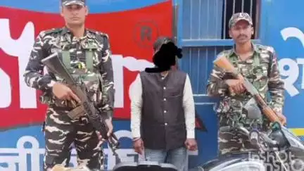 मधवापुर: मधवापुर एसएसबी कैम्प के जवानों ने 13 बोतल शराब और बाइक के साथ एक धंधेबाज को गिरफ्तार किया