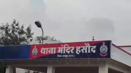 मंदिर हसौद थाना क्षेत्र में लोगों को शराब पीने के लिए प्रयोजन उपलब्ध कराने वाले एक व्यक्ति को पुलिस ने पकड़ा