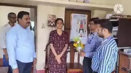 কোতুলপুর: মাধ্যমিকে রাজ্যে তৃতীয় ও মেয়েদের মধ্যে প্রথম স্থানাধিকারী কোতুলপুরের ঈশানী চক্রবর্তীর পাশে ভারতীয় স্টেট ব্যাঙ্ক